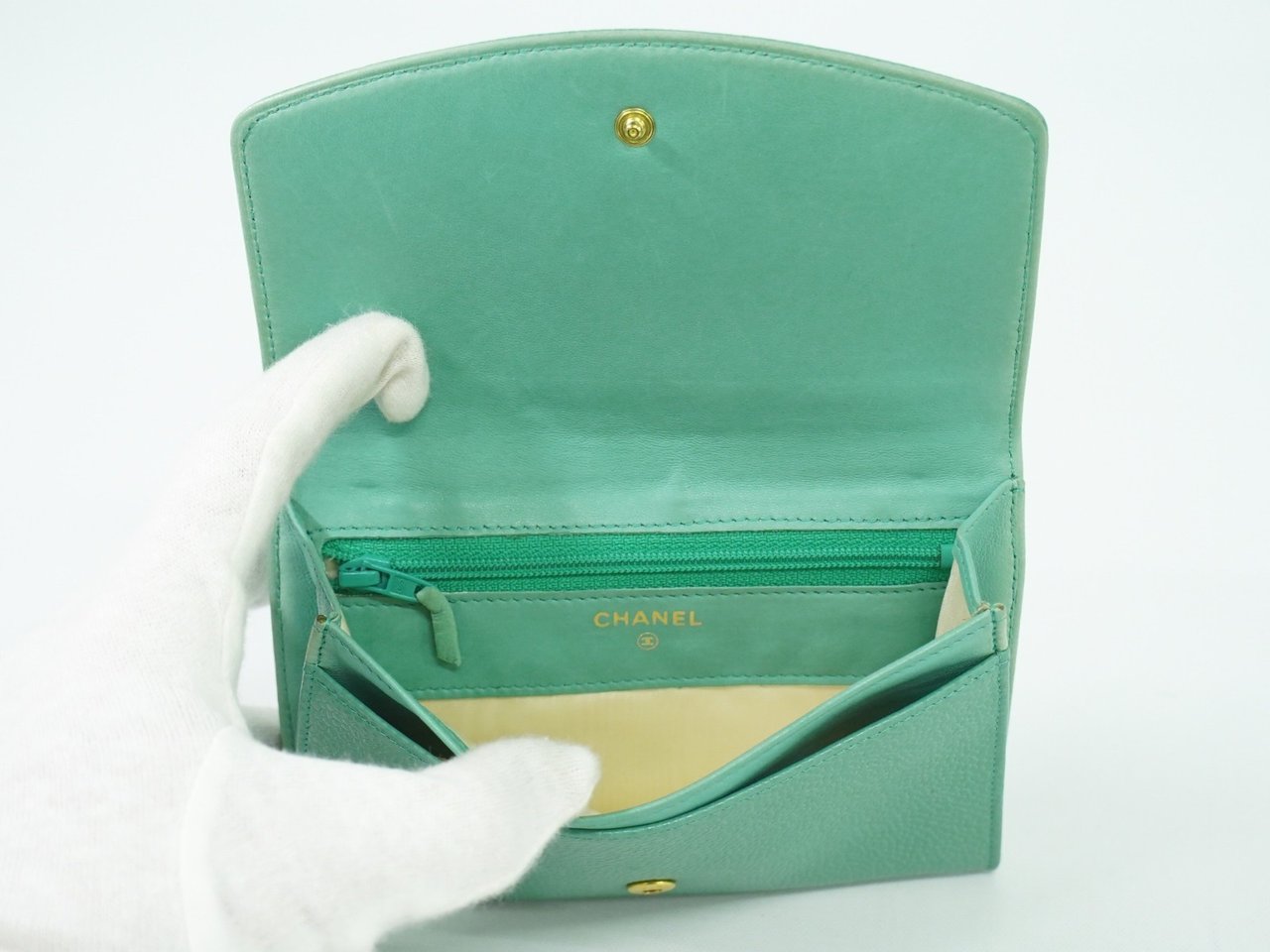 Chanel Chanel CC Compact Wallet Caviar Groen