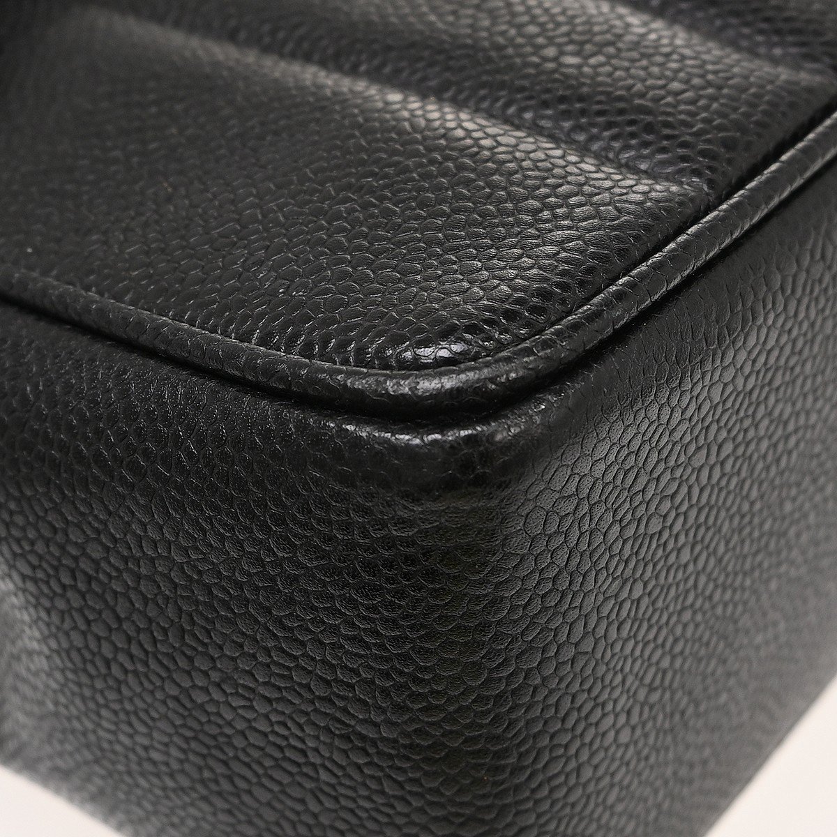 Chanel Classic Flap vertical quilted caviar Jumbo Zwart