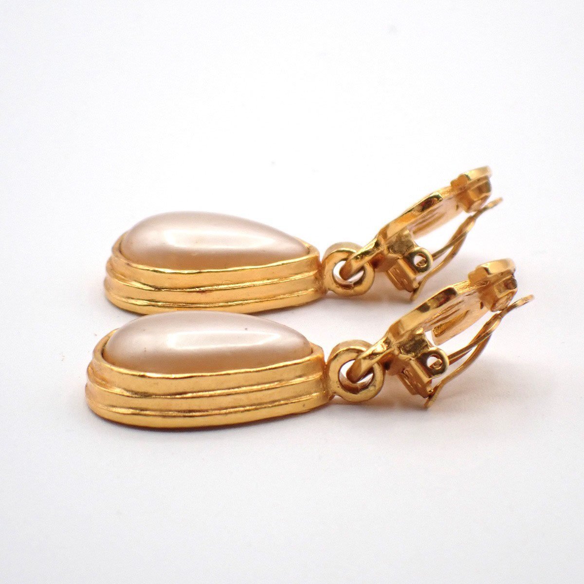 Chanel CC Teardrop Earrings Metal with Faux Pearl Goud