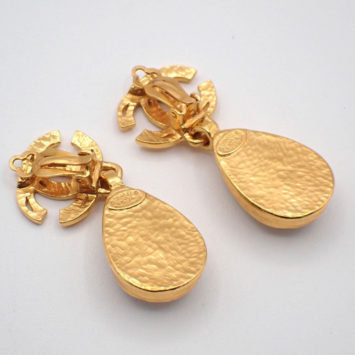 Chanel CC Teardrop Earrings Metal with Faux Pearl Goud