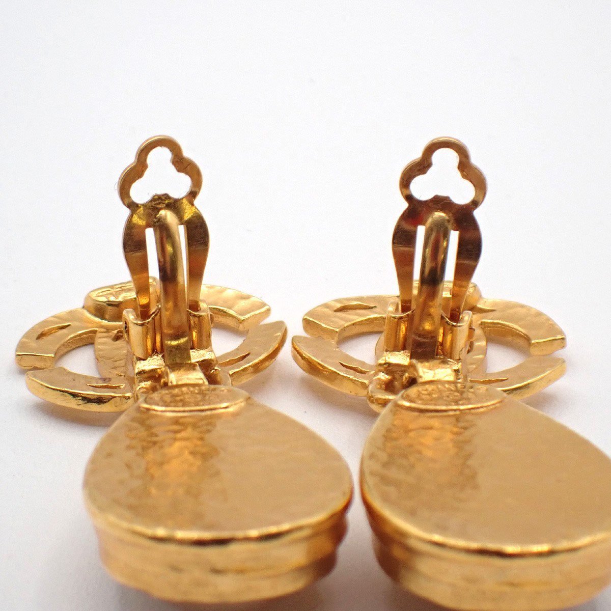 Chanel CC Teardrop Earrings Metal with Faux Pearl Goud