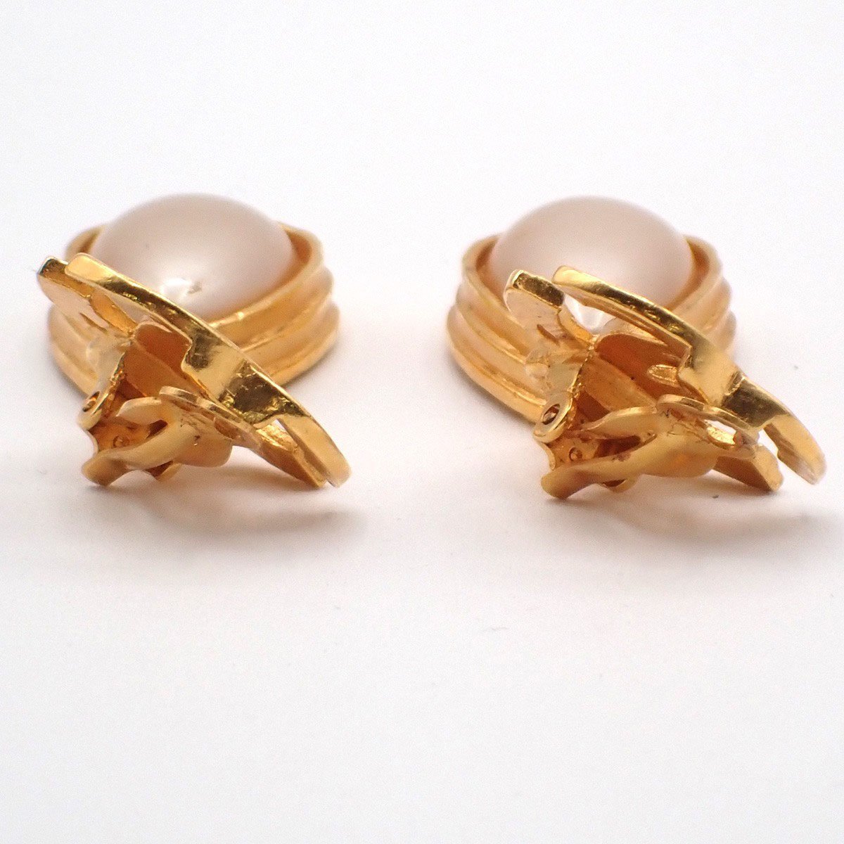 Chanel CC Teardrop Earrings Metal with Faux Pearl Goud