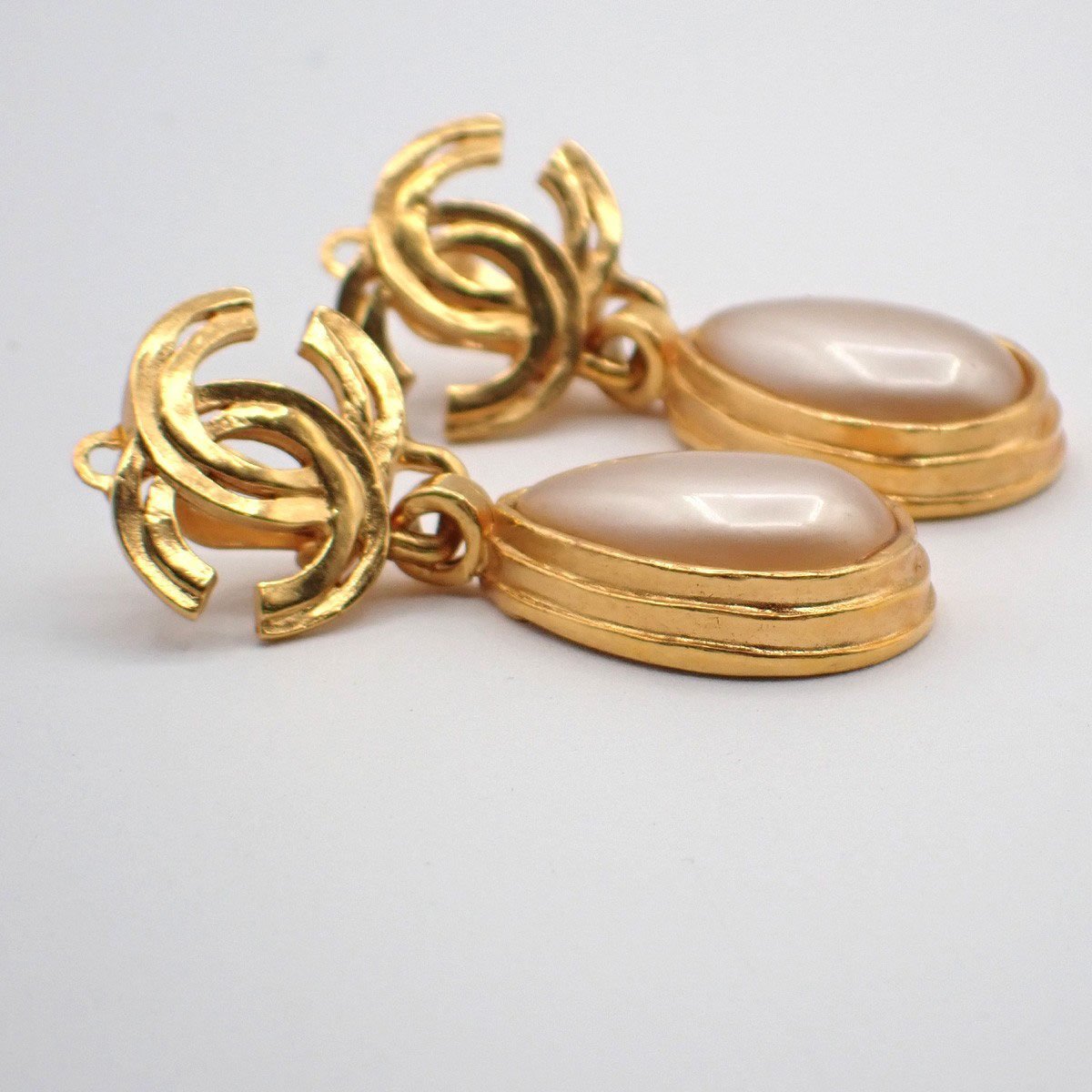 Chanel CC Teardrop Earrings Metal with Faux Pearl Goud