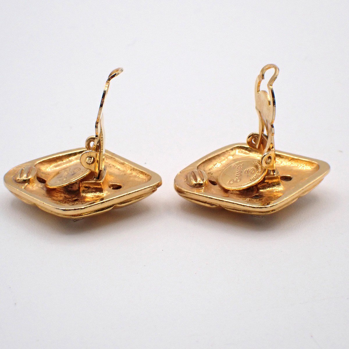 Chanel Chanel Vintage CC Diamond Shape Clips-On Earrings Gold-Plated Goud