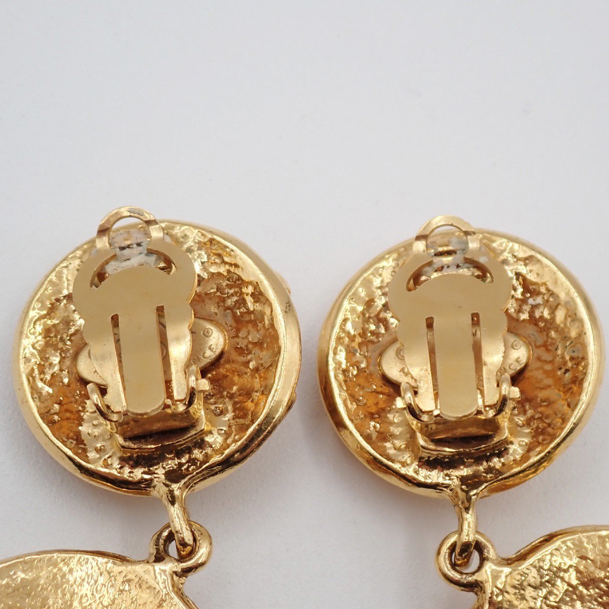 Chanel Chanel CC Round Drop Clip-On Earrings Metal Goud