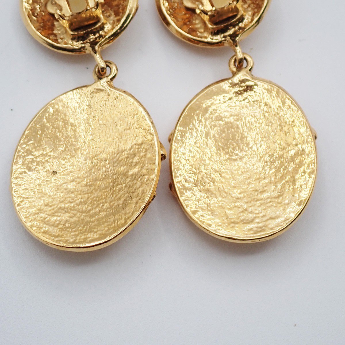 Chanel Chanel CC Round Drop Clip-On Earrings Metal Goud