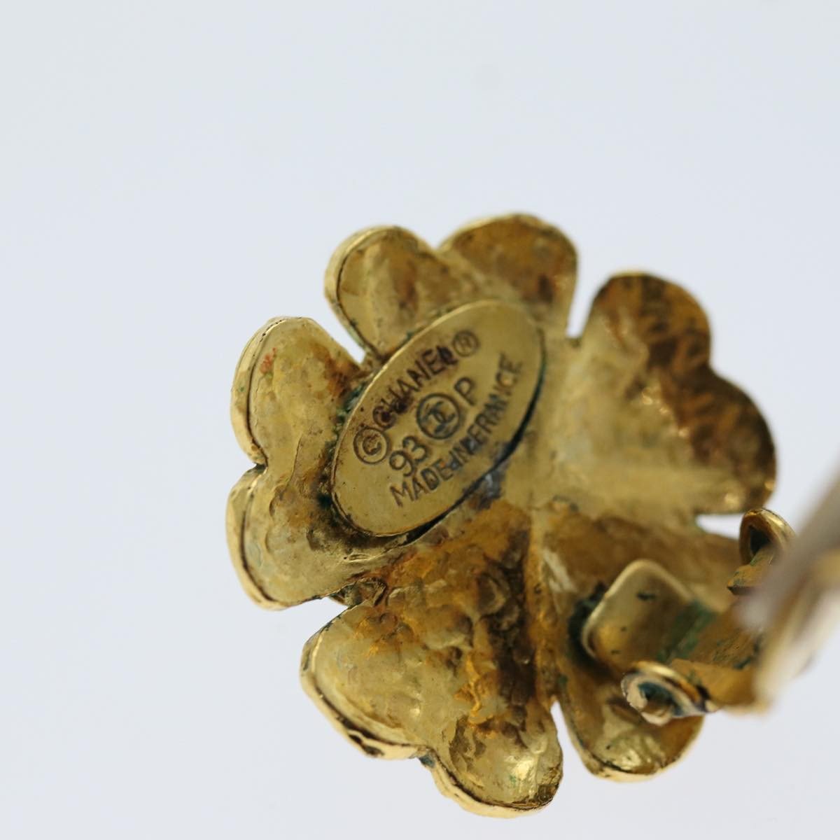 Chanel Chanel Vintage Camellia Clip-On Earrings Metal Goud