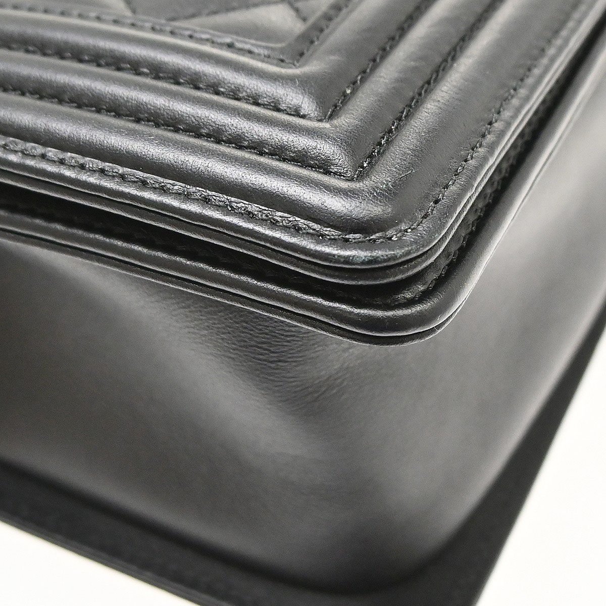 Chanel Boy Flap Quilted Calfskin Old Medium Zwart