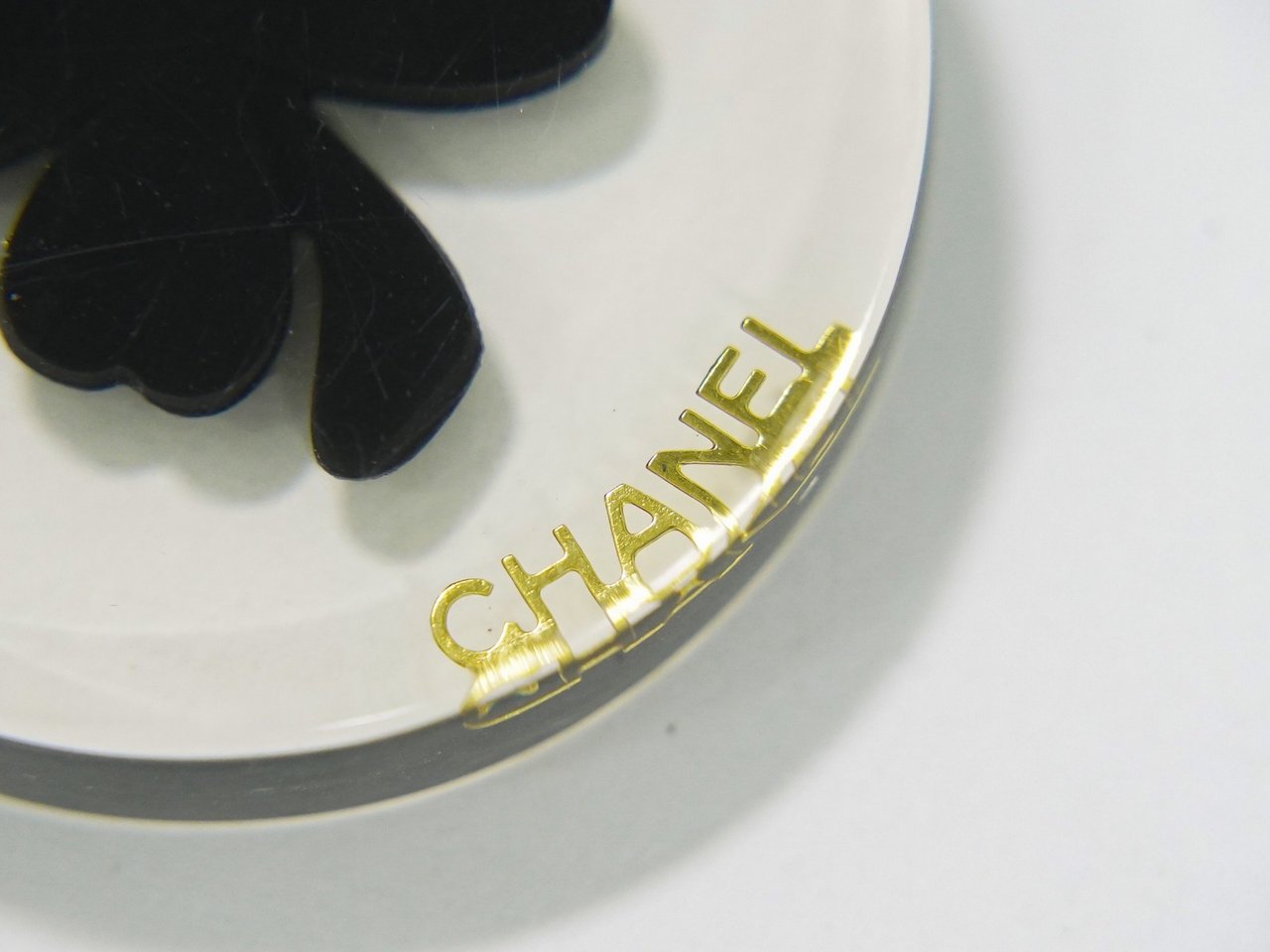 Chanel Chanel Trèfle CC Necklace Plastic and Gold plated Goud
