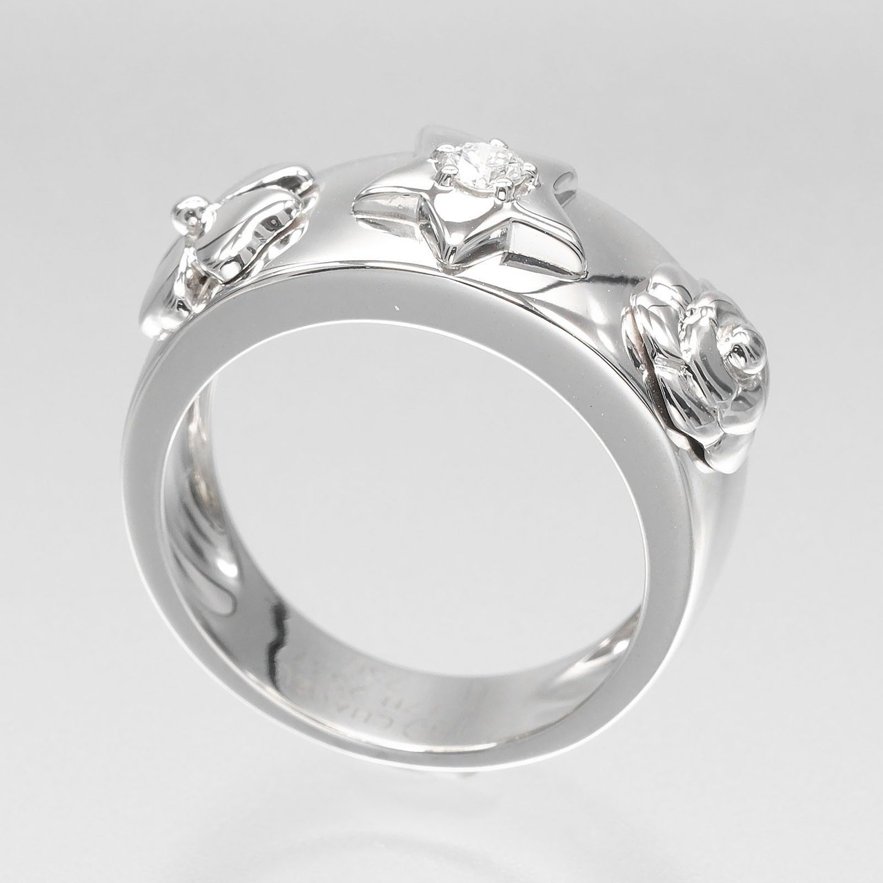 Chanel 3 Symbols 18K White Gold with Diamond 7.8 Zilver