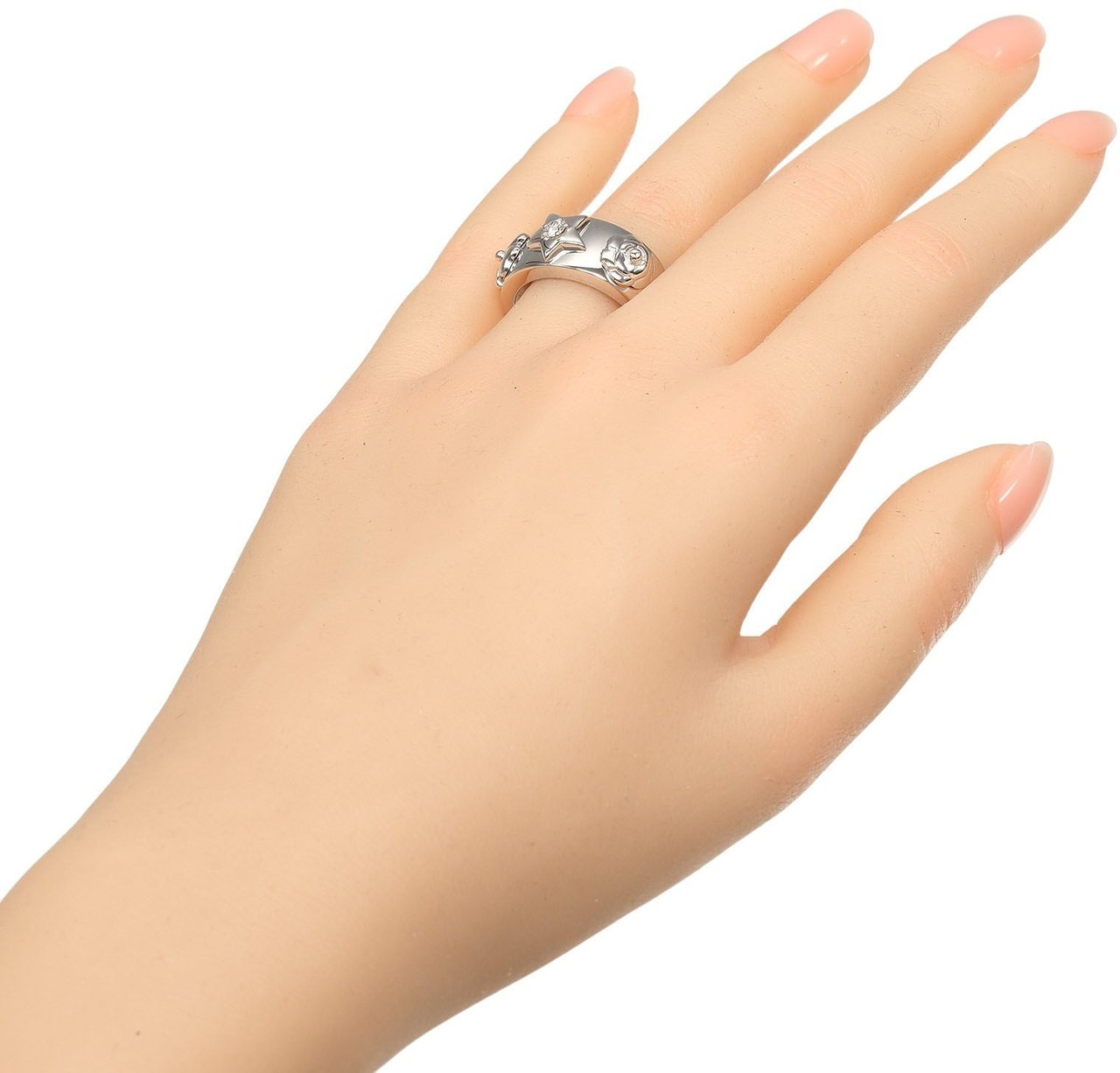 Chanel 3 Symbols 18K White Gold with Diamond 7.8 Zilver