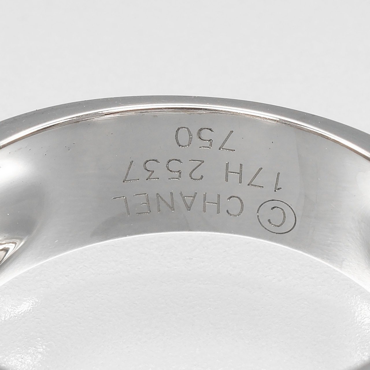 Chanel 3 Symbols 18K White Gold with Diamond 7.8 Zilver