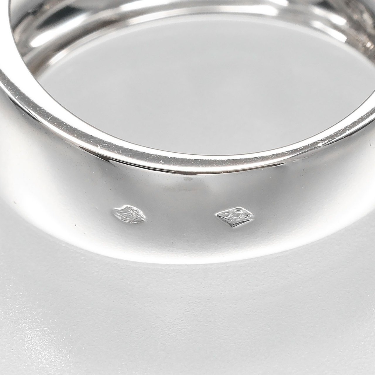 Chanel 3 Symbols 18K White Gold with Diamond 7.8 Zilver