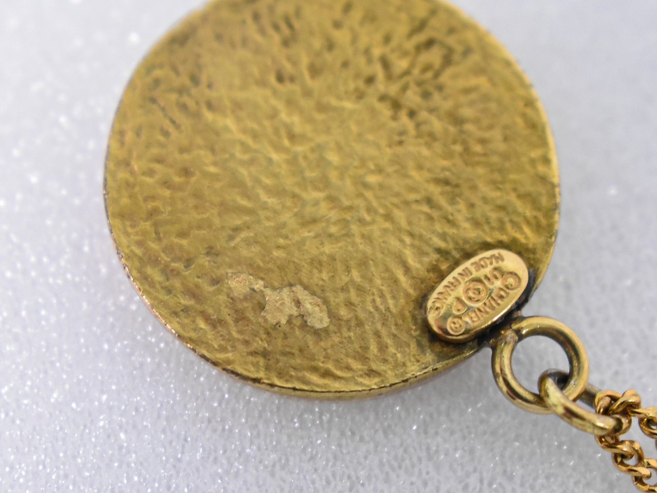 Chanel Chanel Vintage CC Round Pendant Necklace Metal Goud