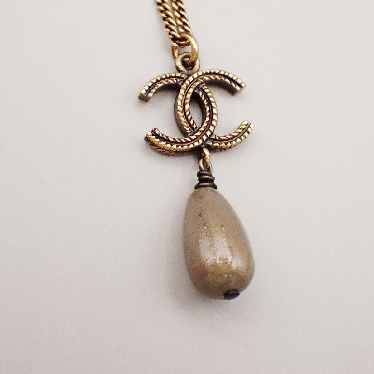 Chanel Chanel CC Drop Pendant Necklace Metal with Resin Goud