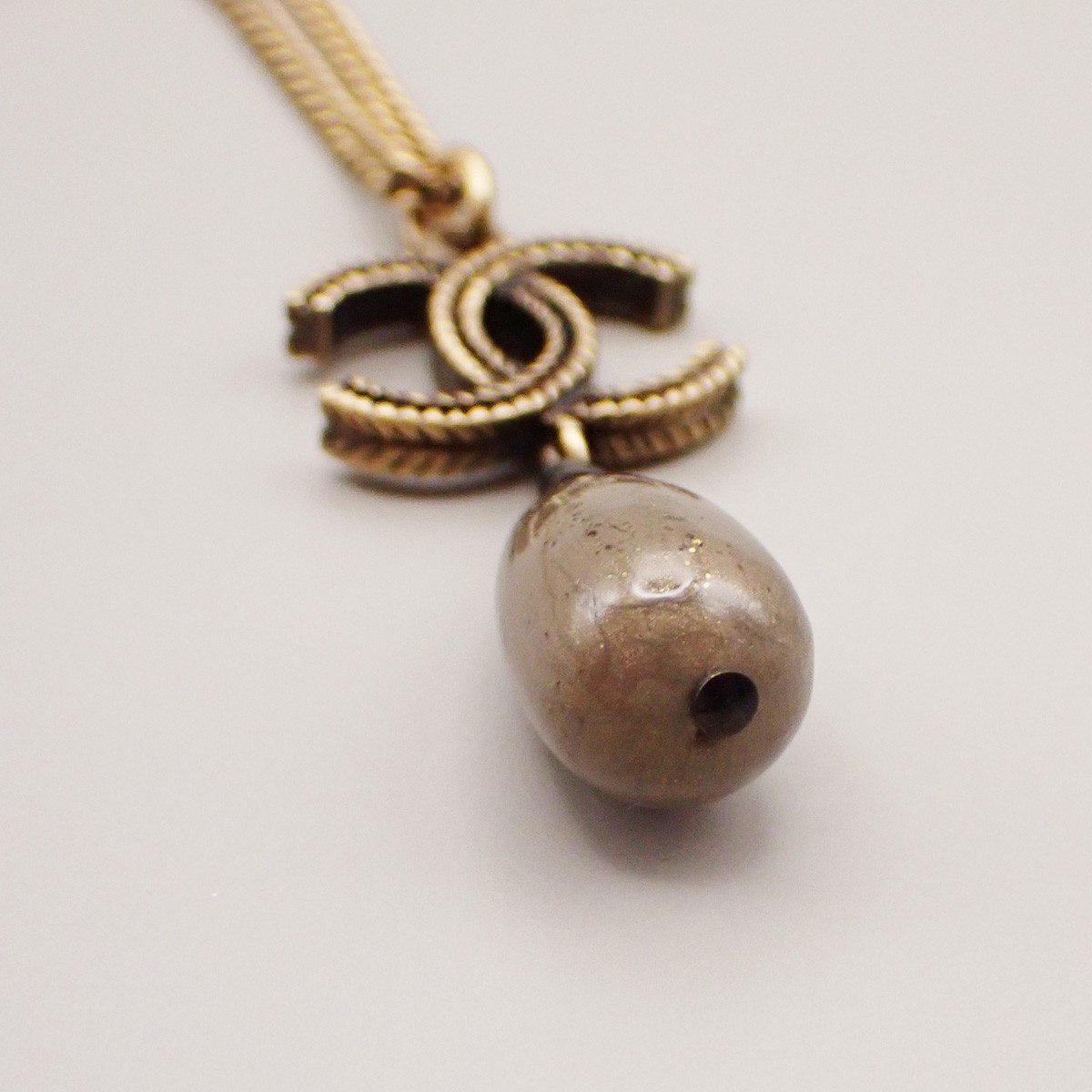 Chanel Chanel CC Drop Pendant Necklace Metal with Resin Goud