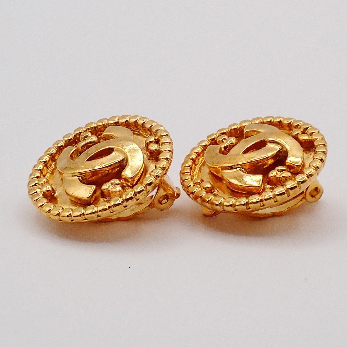 Chanel Chanel Vintage CC Round Button Clip-On Earrings Metal Goud