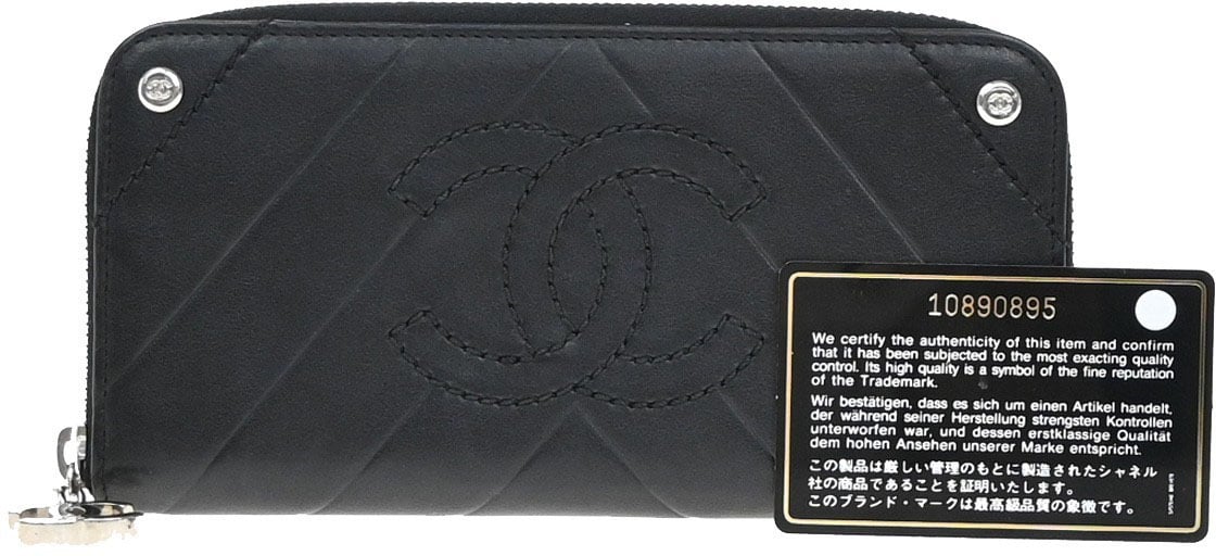 Chanel Chanel CC Charm Zip Around Wallet Quilted Lambskin Long Zwart