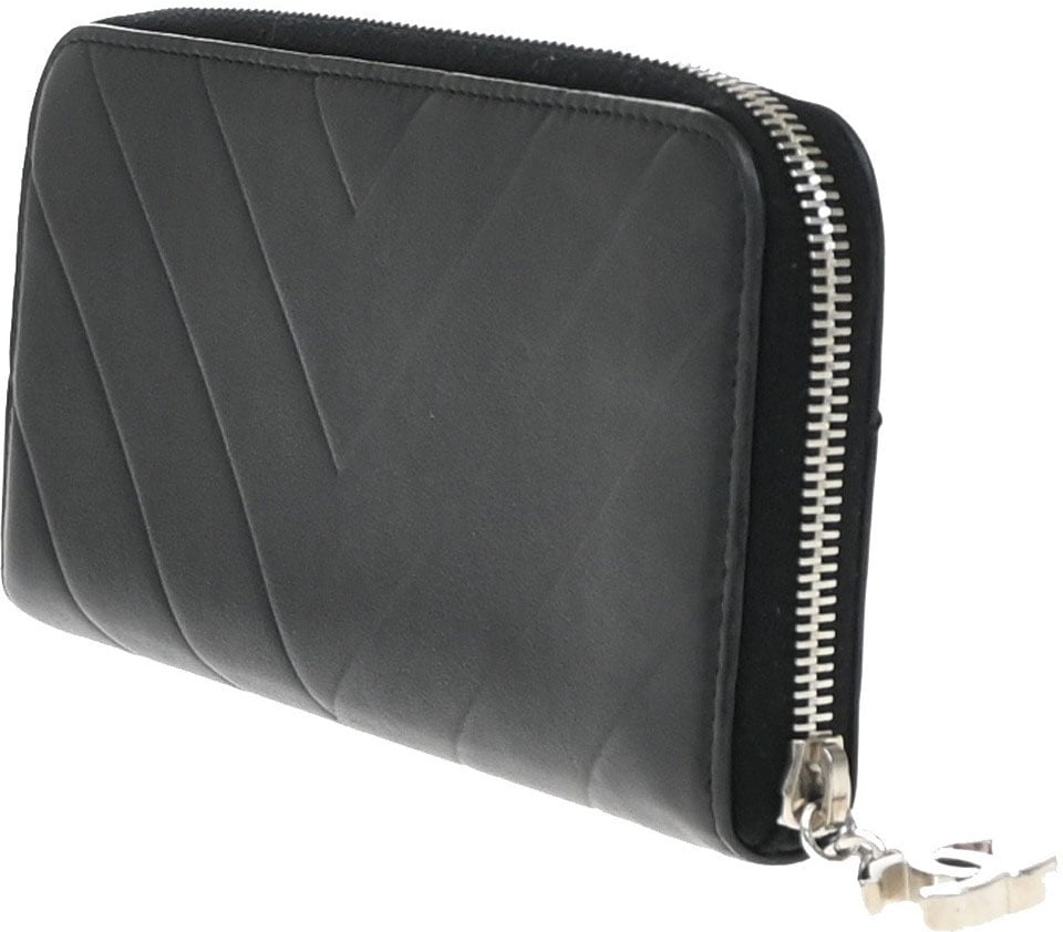 Chanel Chanel CC Charm Zip Around Wallet Quilted Lambskin Long Zwart