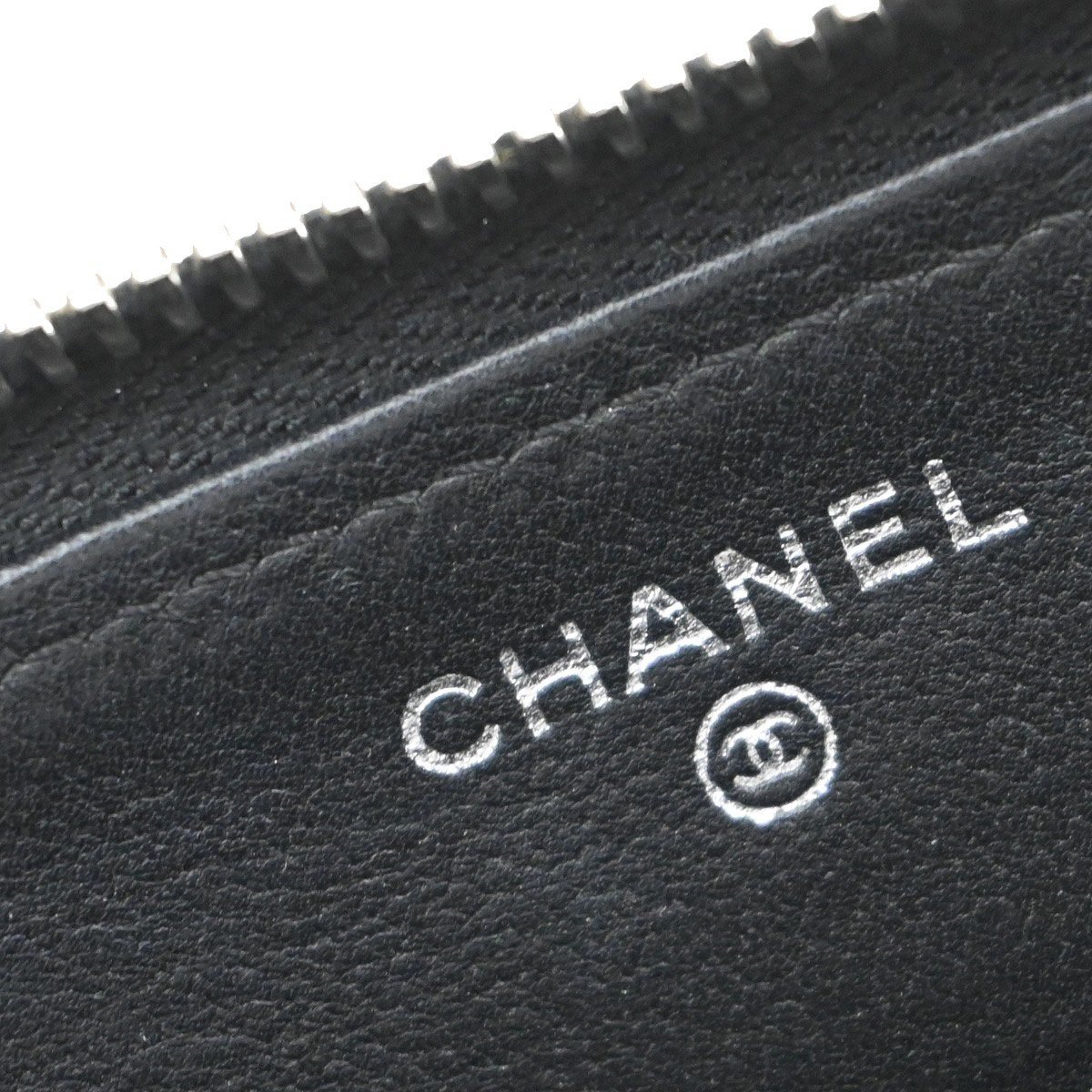 Chanel Chanel CC Charm Zip Around Wallet Quilted Lambskin Long Zwart