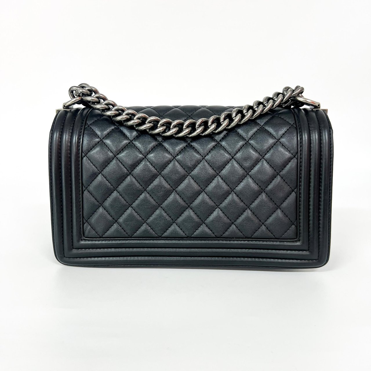 Chanel Chanel Boy Flap Bag Quilted Lambskin New Medium Zwart