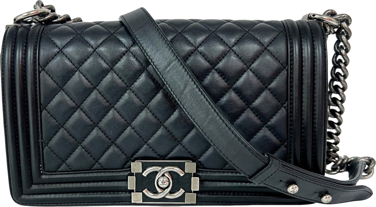 Chanel Chanel Boy Flap Bag Quilted Lambskin New Medium Zwart