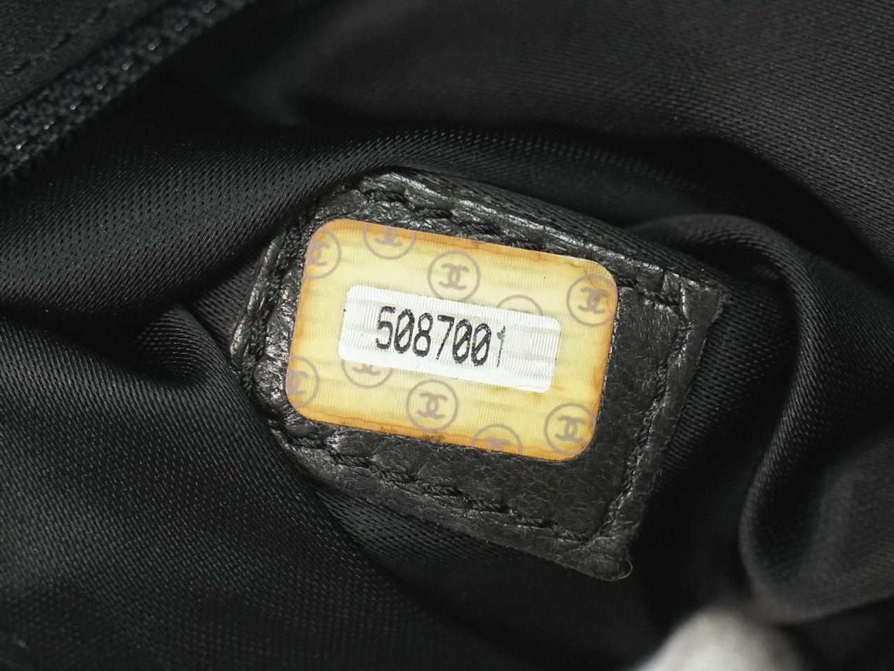 Chanel Chanel Vintage Logo Chain Tote Caviar Medium Zwart