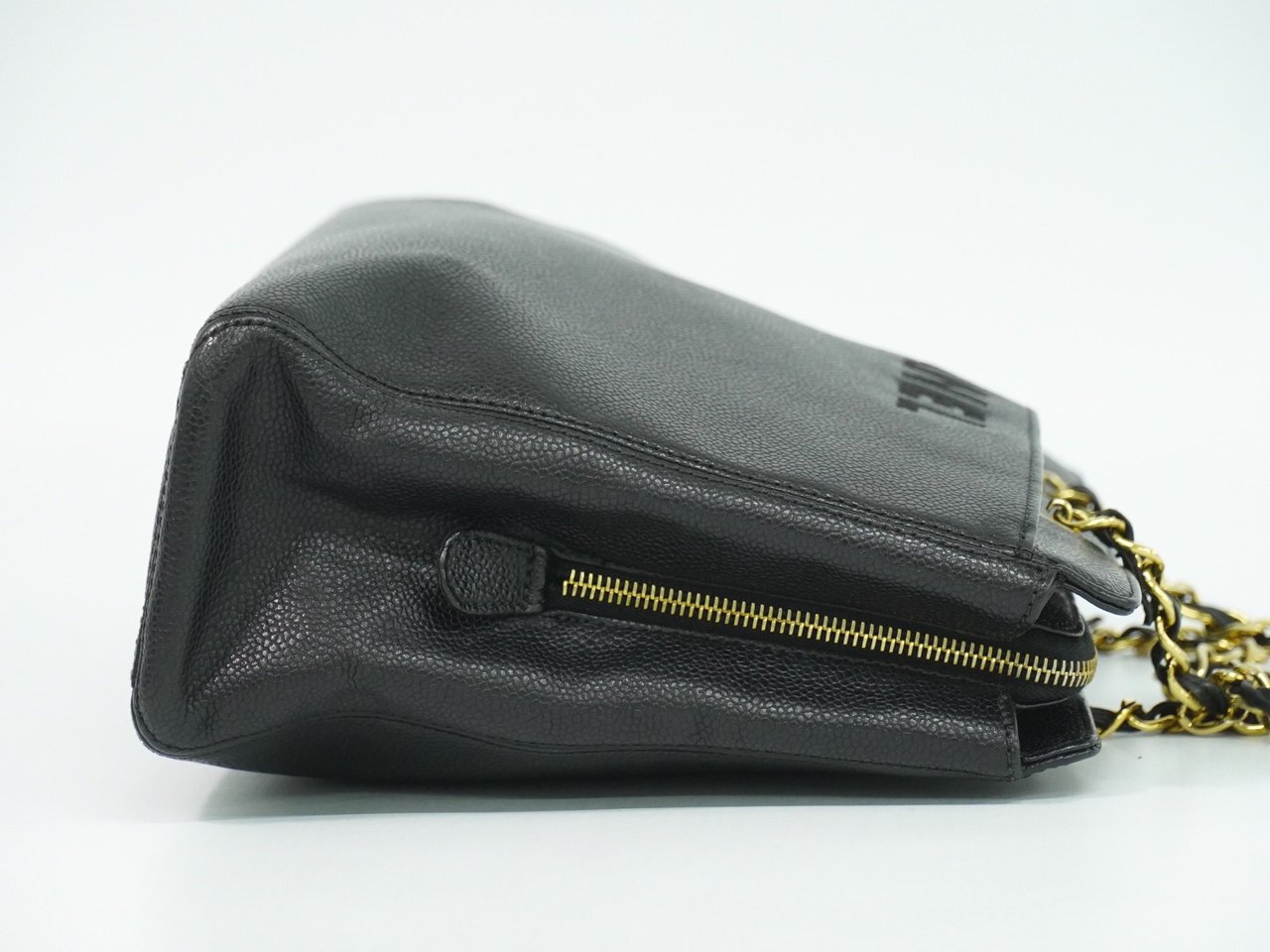 Chanel Chanel Vintage Logo Chain Tote Caviar Medium Zwart