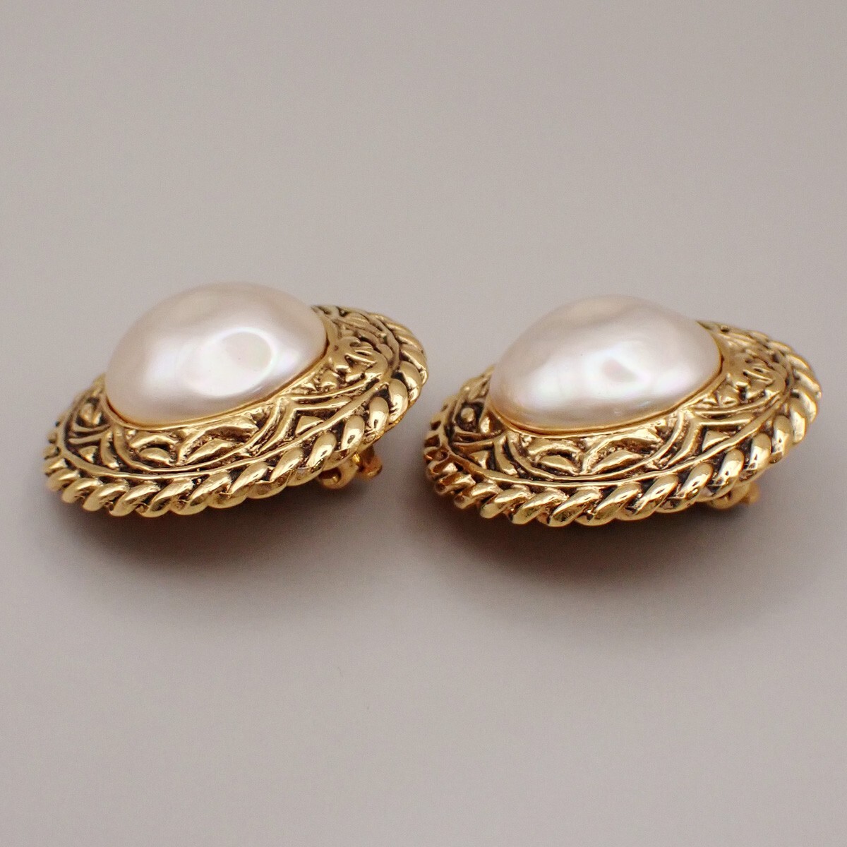Chanel Chanel Vintage Round Chain Clip-On Earrings Metal with Faux Pearl Goud