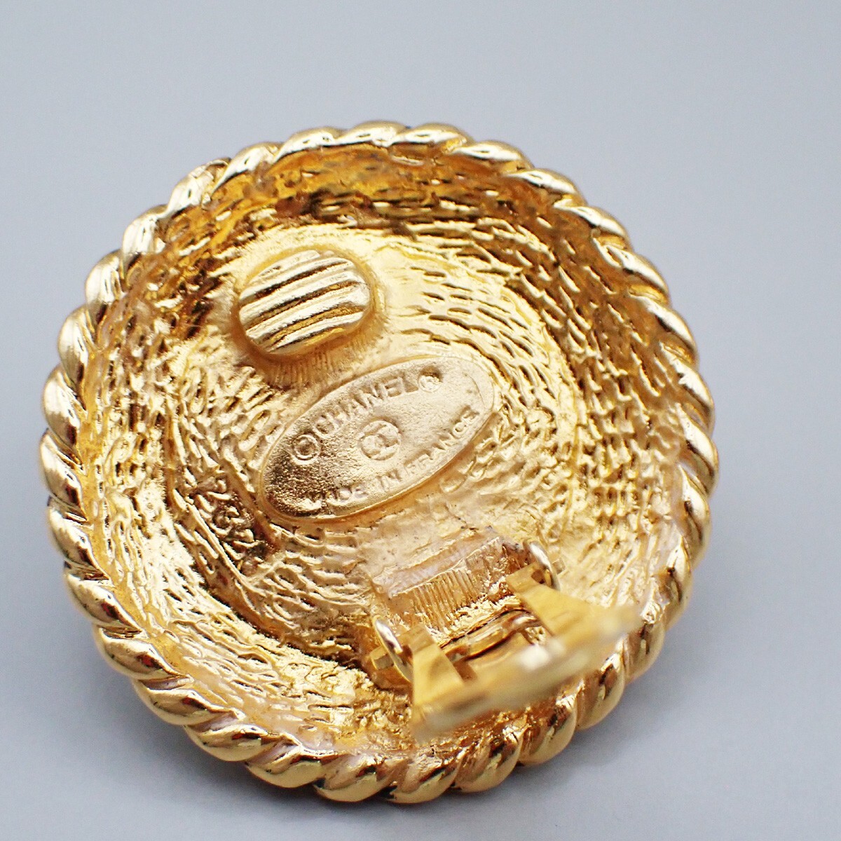 Chanel Chanel Vintage Round Chain Clip-On Earrings Metal with Faux Pearl Goud