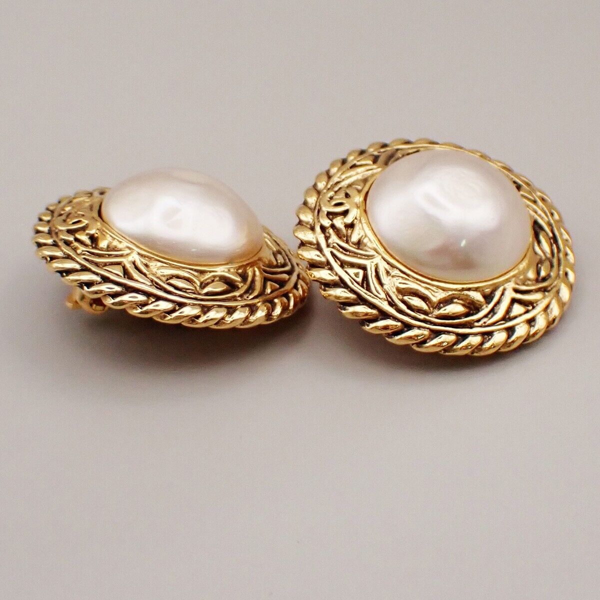 Chanel Chanel Vintage Round Chain Clip-On Earrings Metal with Faux Pearl Goud