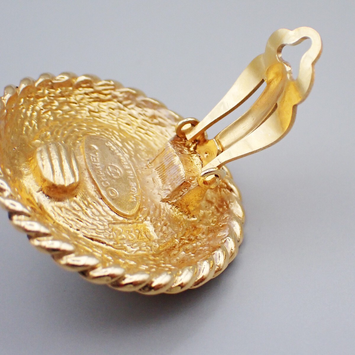 Chanel Chanel Vintage Round Chain Clip-On Earrings Metal with Faux Pearl Goud