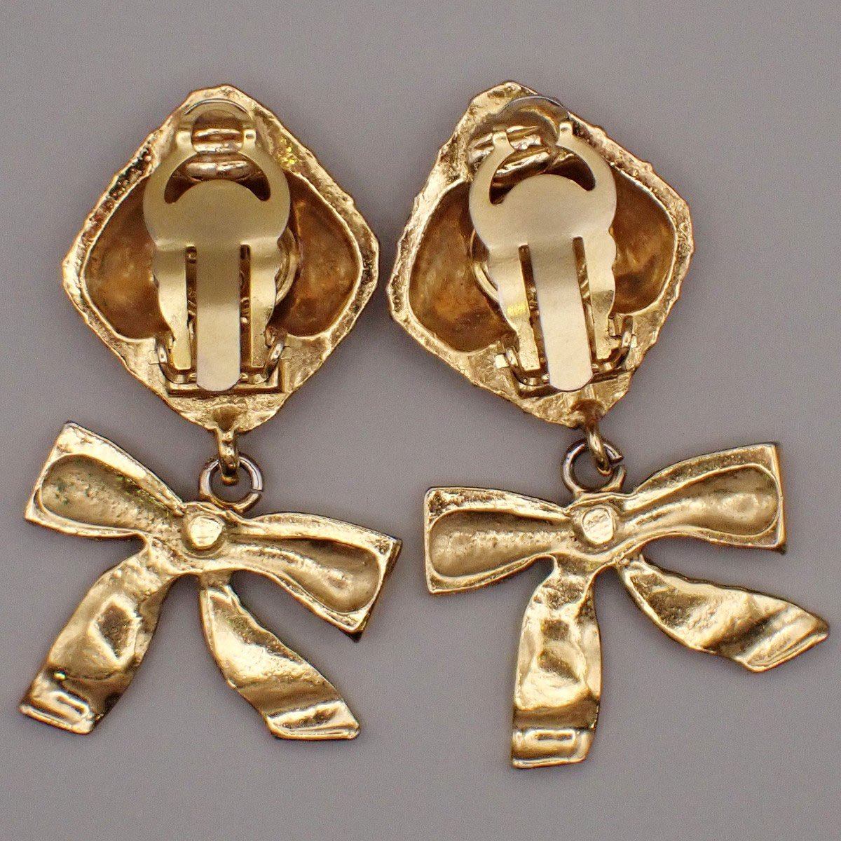 Chanel Chanel Vintage Clip On Bow Earrings Metal Goud