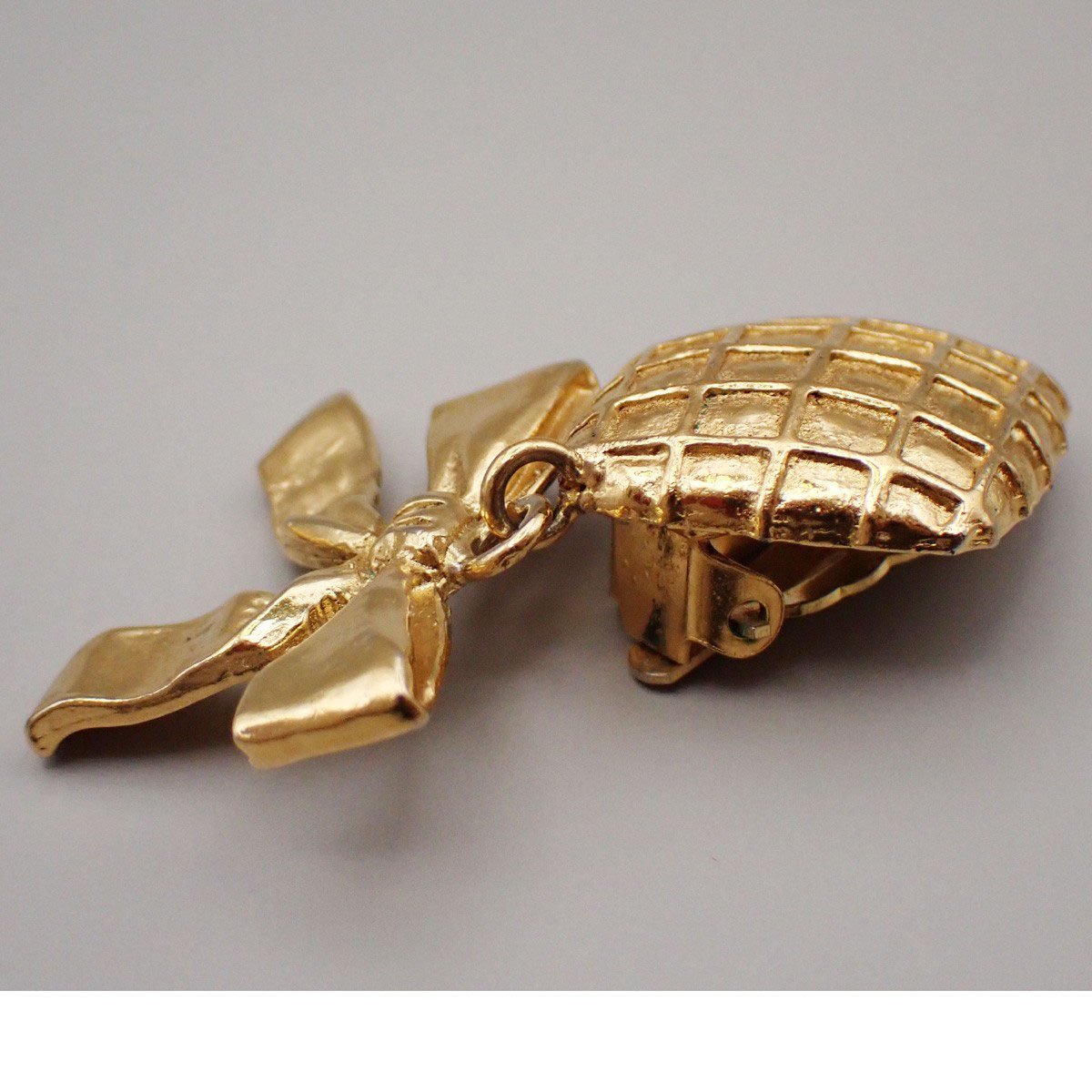 Chanel Chanel Vintage Clip On Bow Earrings Metal Goud