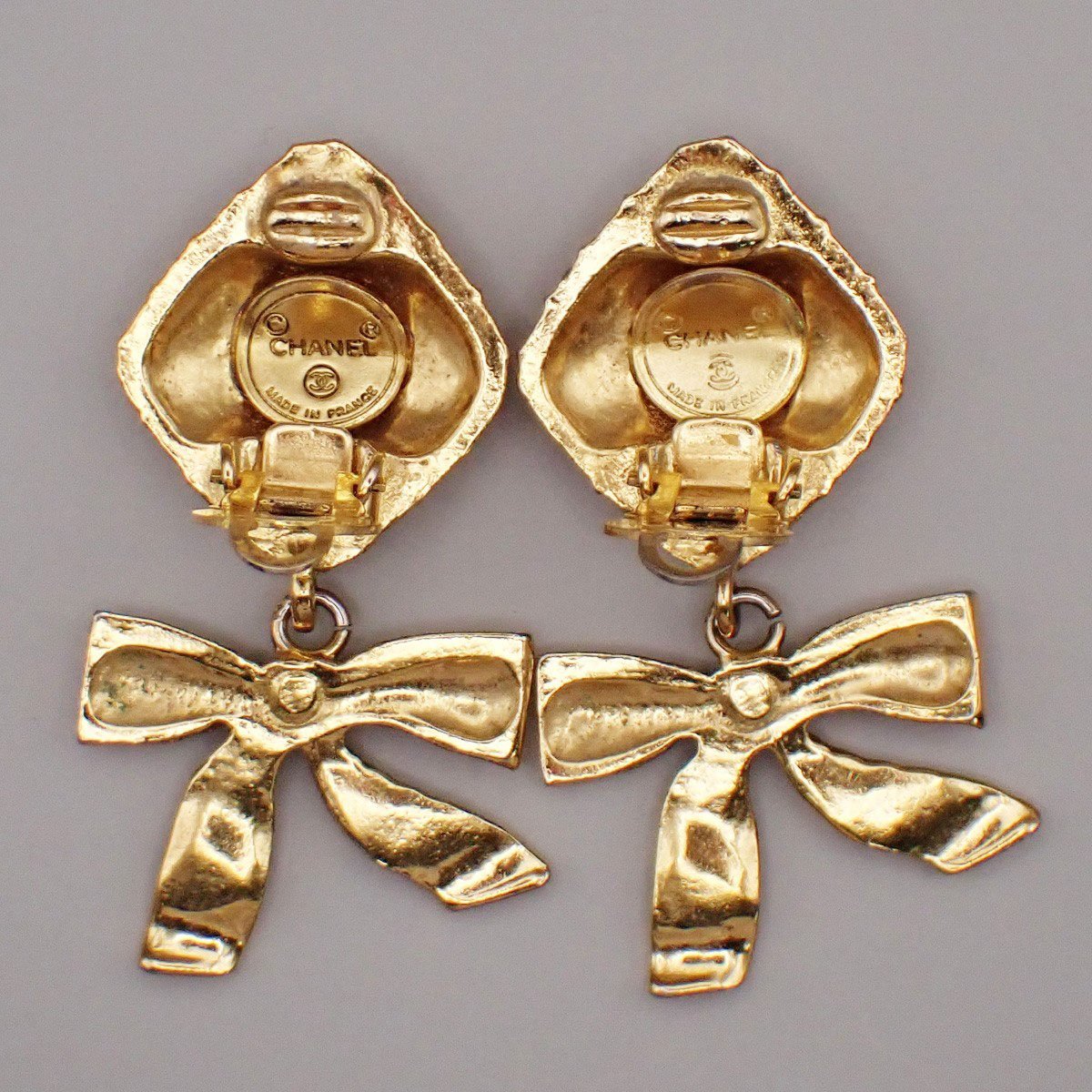 Chanel Chanel Vintage Clip On Bow Earrings Metal Goud