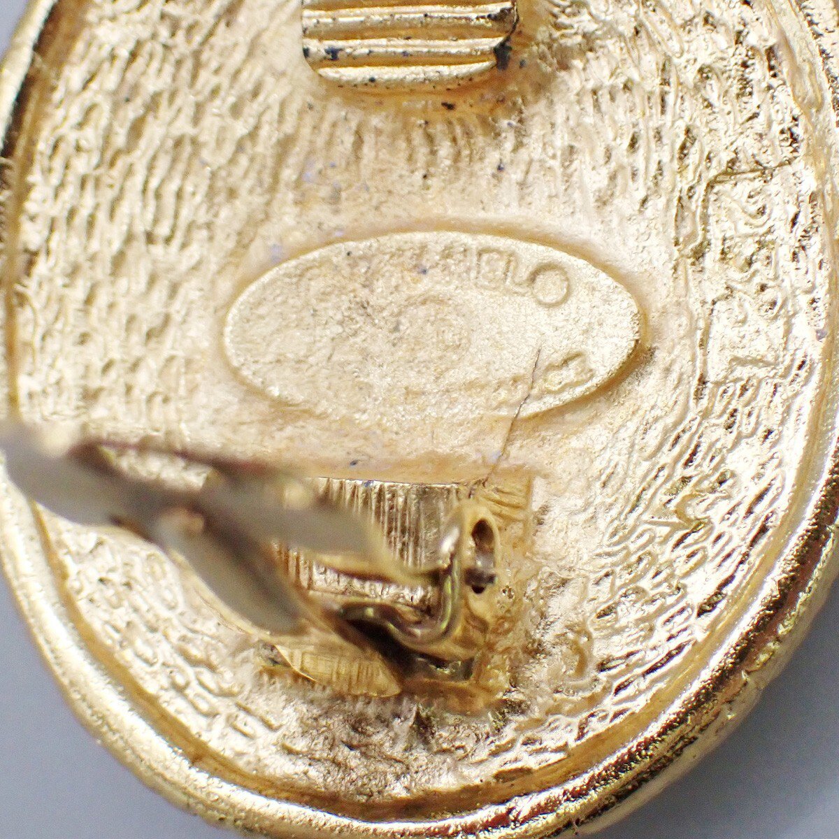 Chanel Chanel clips bouton ovale ange logo Gold-plated Goud