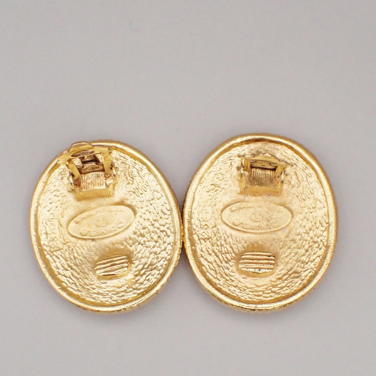 Chanel Chanel clips bouton ovale ange logo Gold-plated Goud