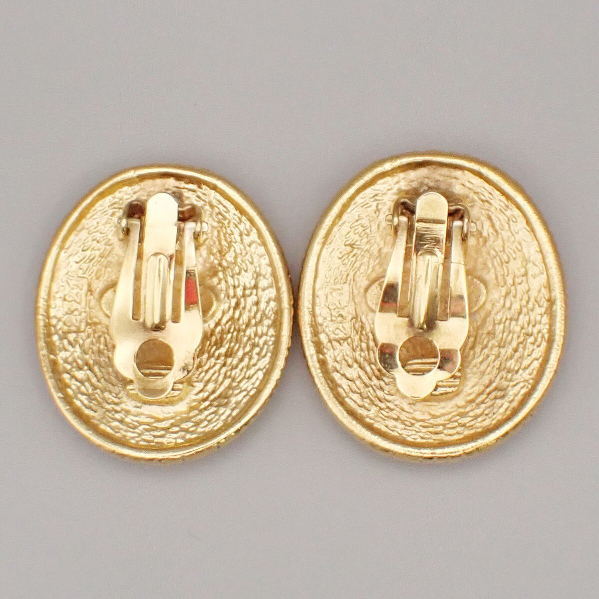Chanel Chanel clips bouton ovale ange logo Gold-plated Goud
