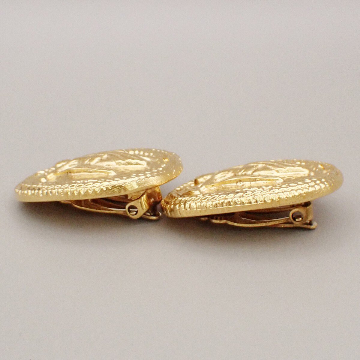 Chanel Chanel clips bouton ovale ange logo Gold-plated Goud