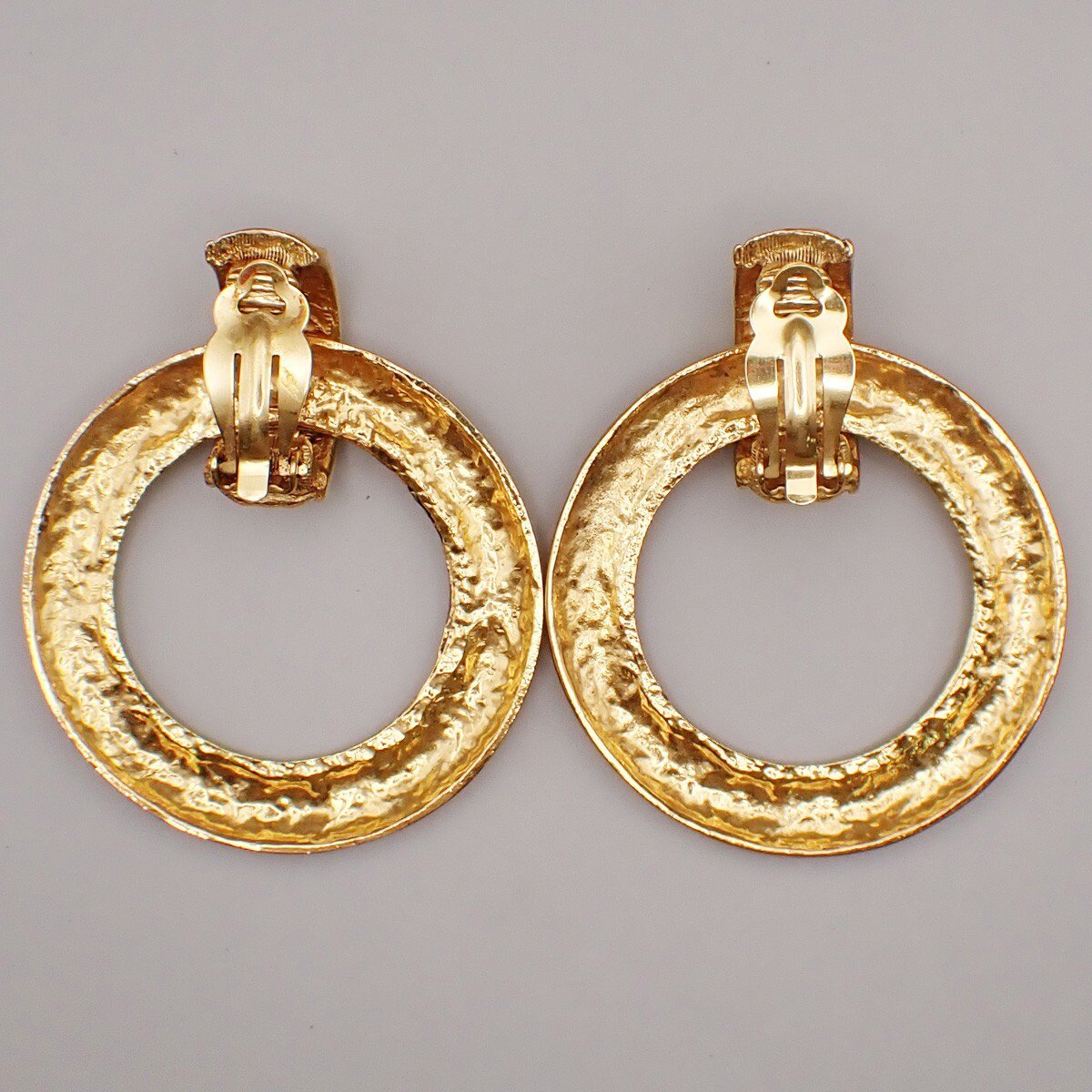 Chanel Chanel Vintage CC Round Drop Clip-On Earrings Metal Large Goud
