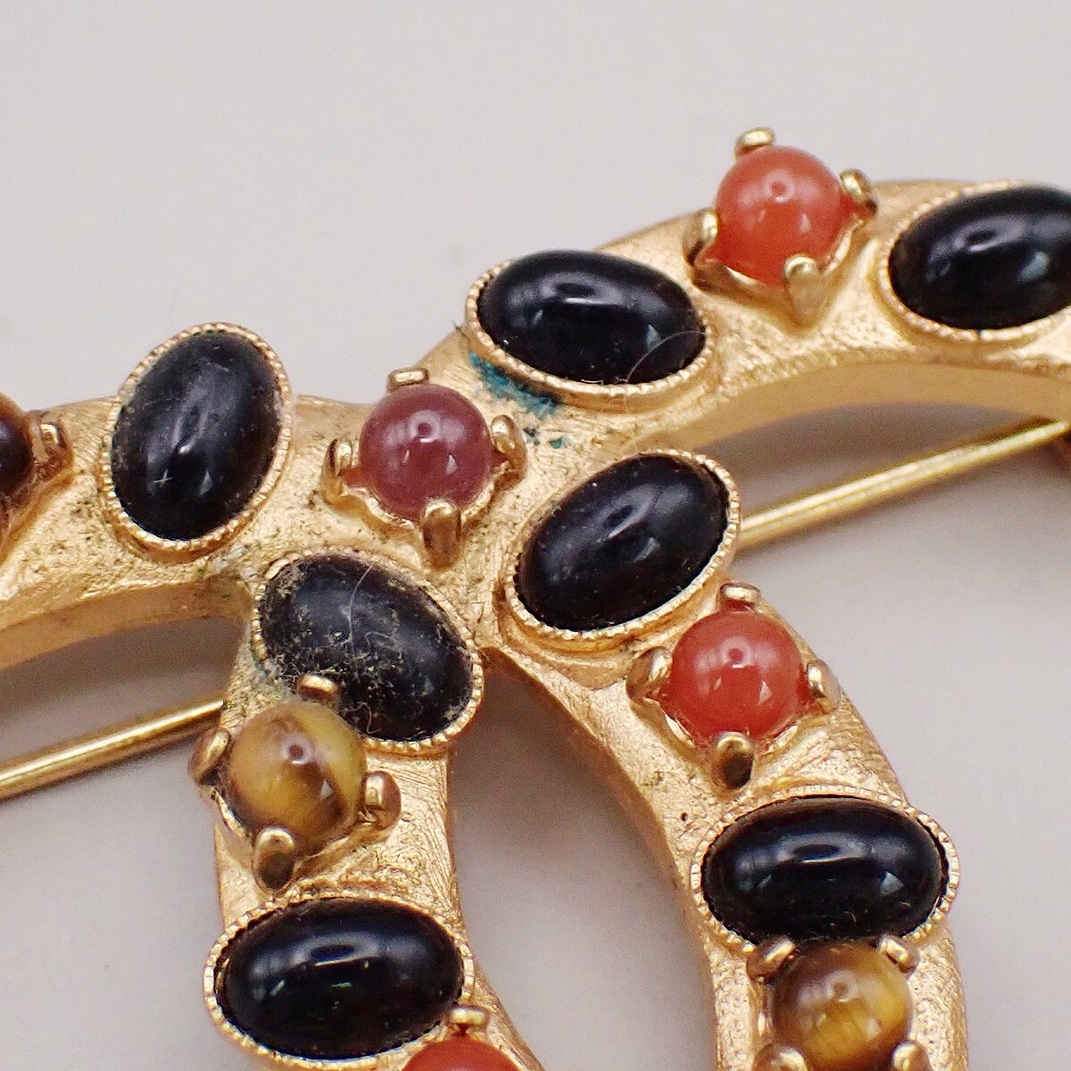 Chanel Chanel CC Logo Brooch Crystal Embellished Metal Goud