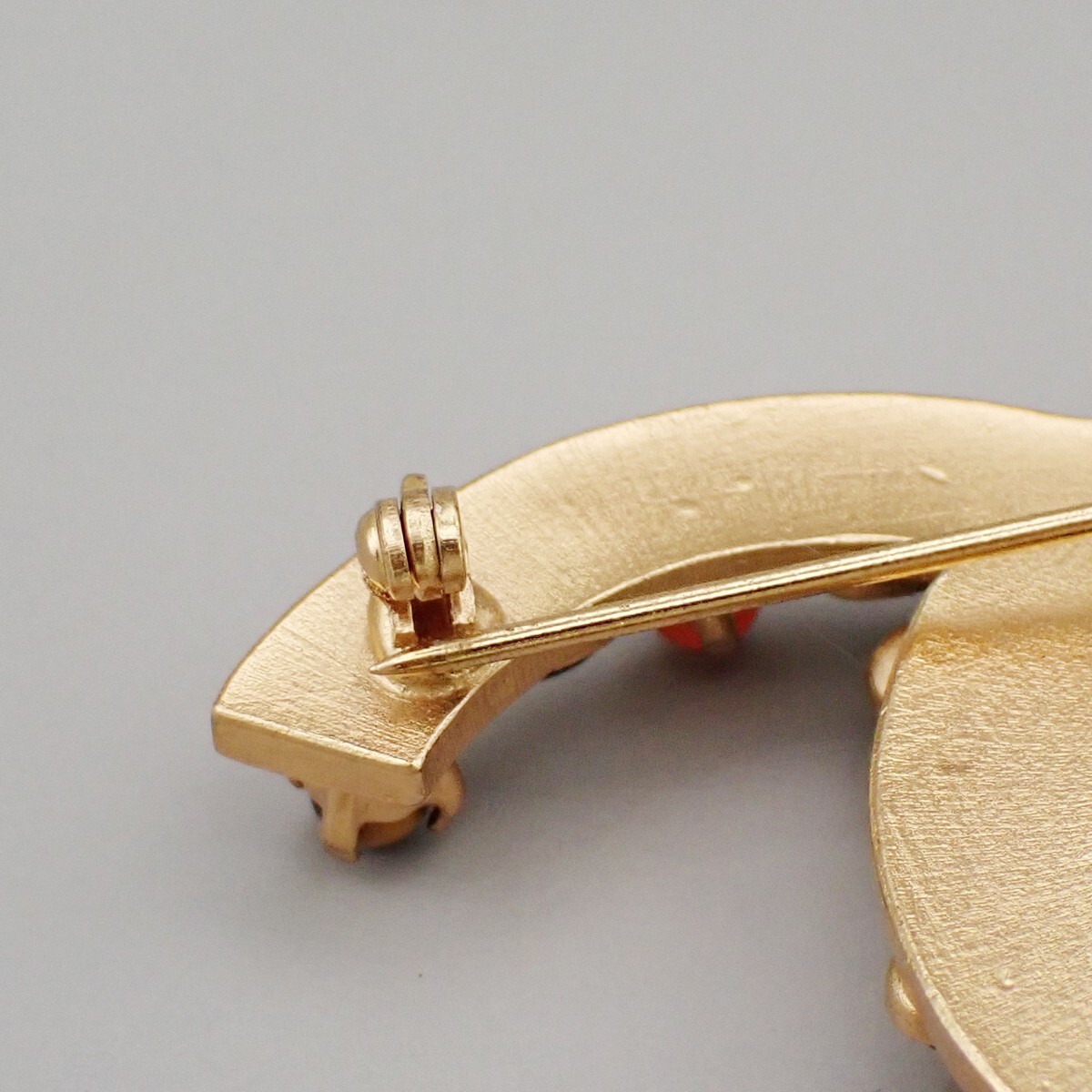 Chanel Chanel CC Logo Brooch Crystal Embellished Metal Goud