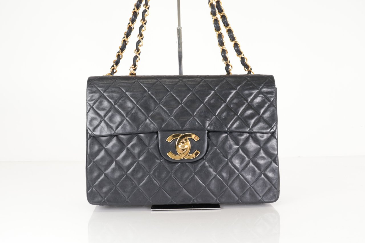 Chanel Chanel Diana Flap Bag Quilted Lambskin Medium Zwart