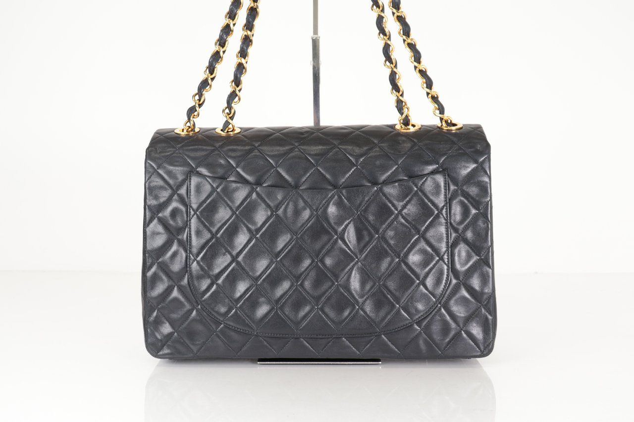 Chanel Chanel Diana Flap Bag Quilted Lambskin Medium Zwart