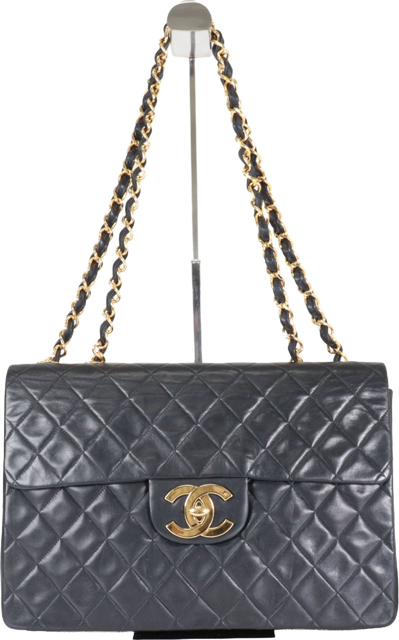 Chanel Chanel Diana Flap Bag Quilted Lambskin Medium Zwart