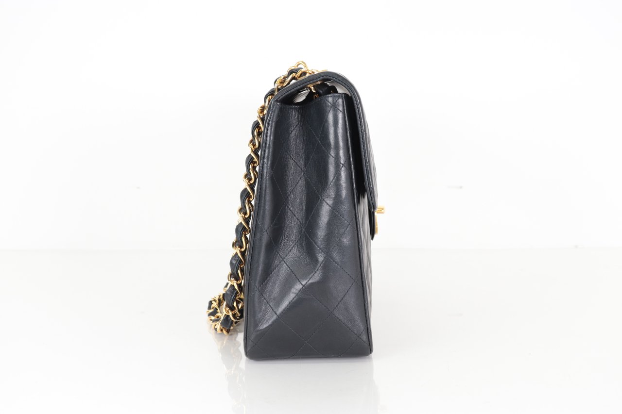 Chanel Chanel Diana Flap Bag Quilted Lambskin Medium Zwart