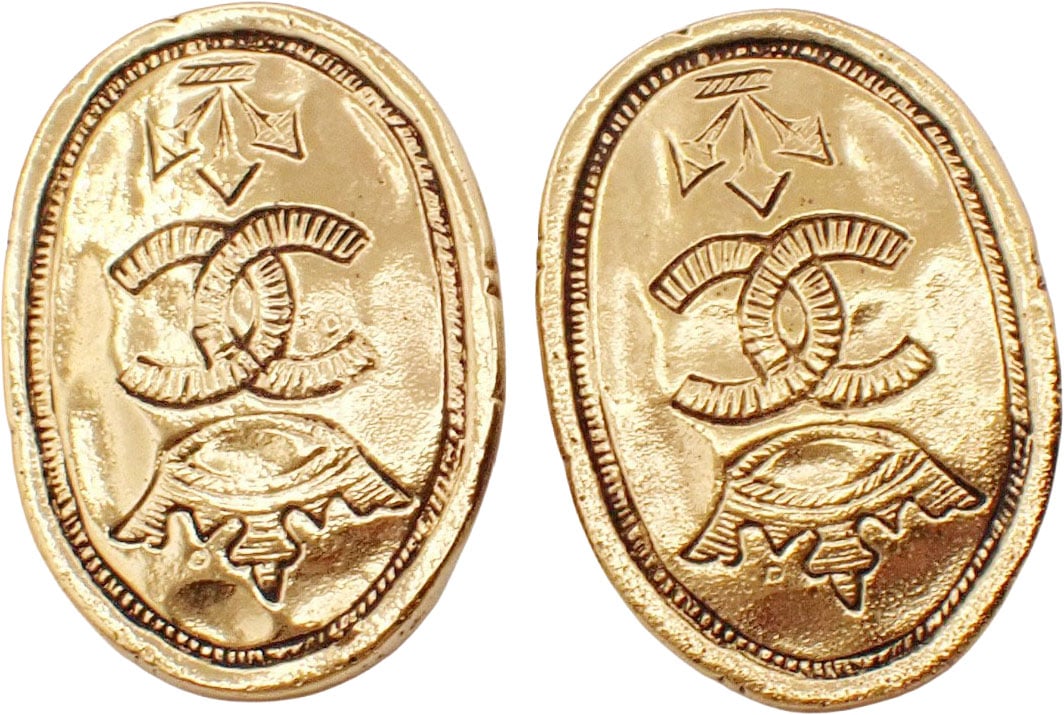 Chanel Chanel Vintage CC Crown Oval Plate Clip-On Earrings Metal Goud