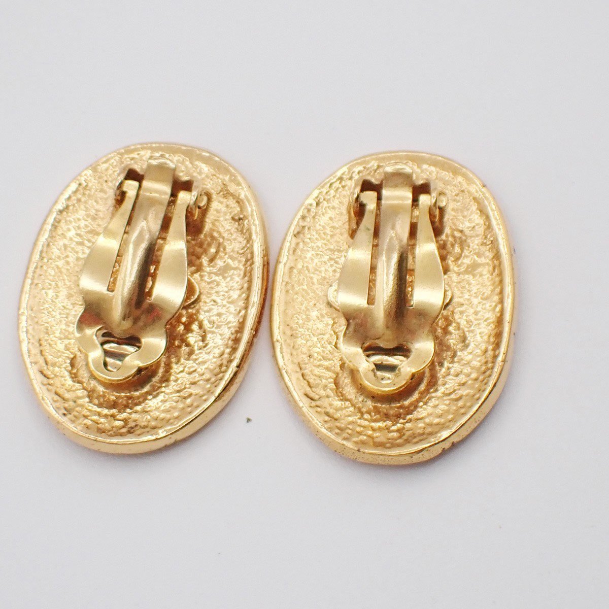 Chanel Chanel Vintage CC Crown Oval Plate Clip-On Earrings Metal Goud