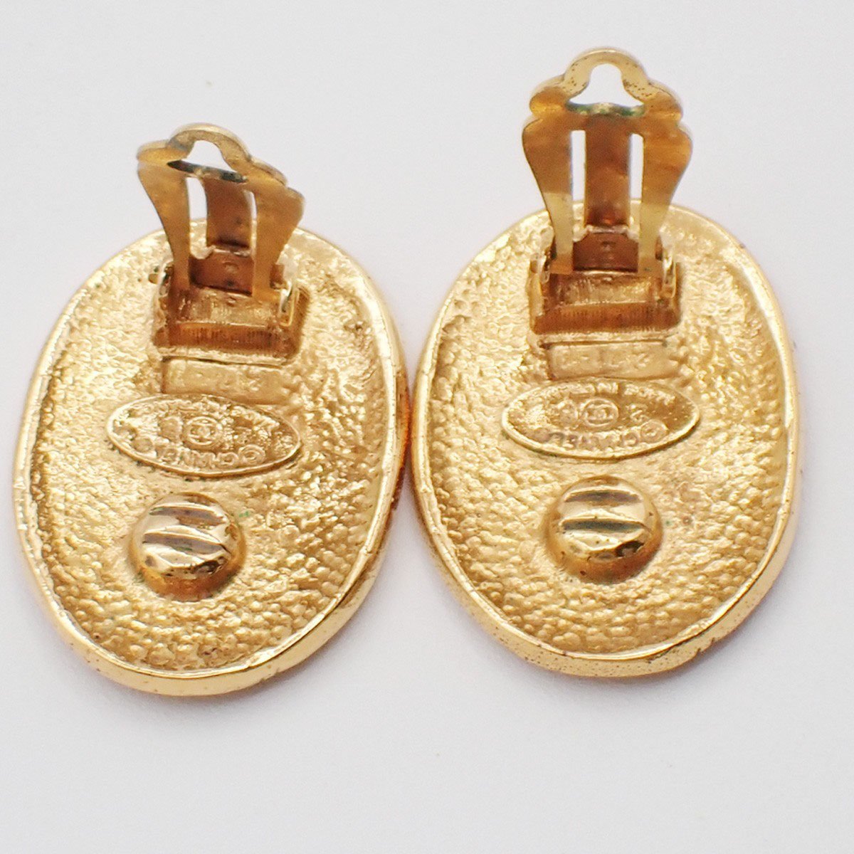 Chanel Chanel Vintage CC Crown Oval Plate Clip-On Earrings Metal Goud