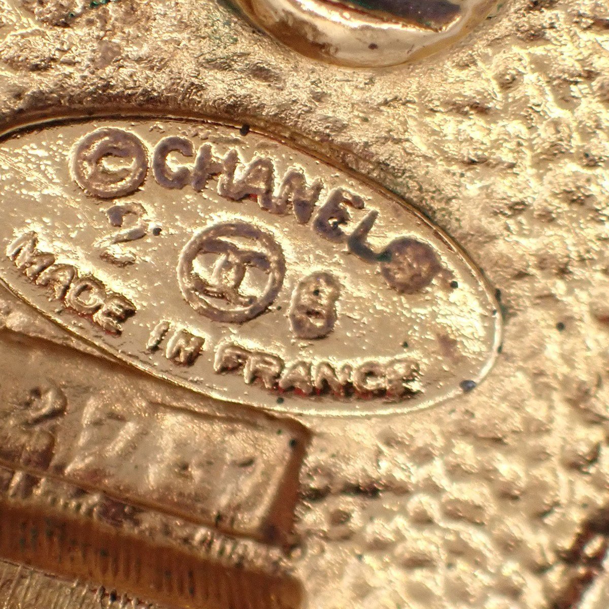 Chanel Chanel Vintage CC Crown Oval Plate Clip-On Earrings Metal Goud
